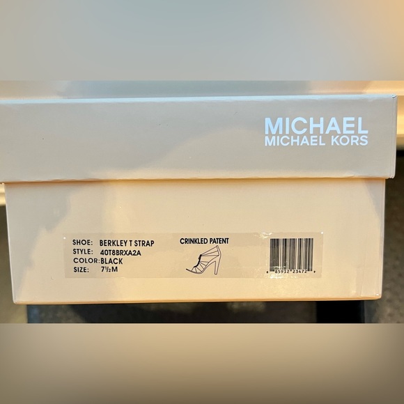 Michael Kors Berkeley T Strap Sandles - Picture 8 of 9